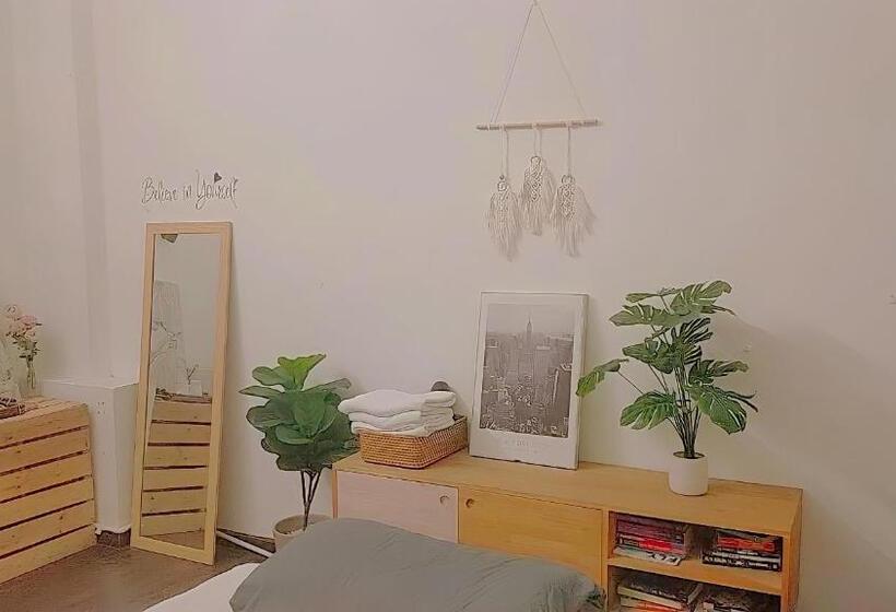 اتاق لوکس, The Nineties Hostel