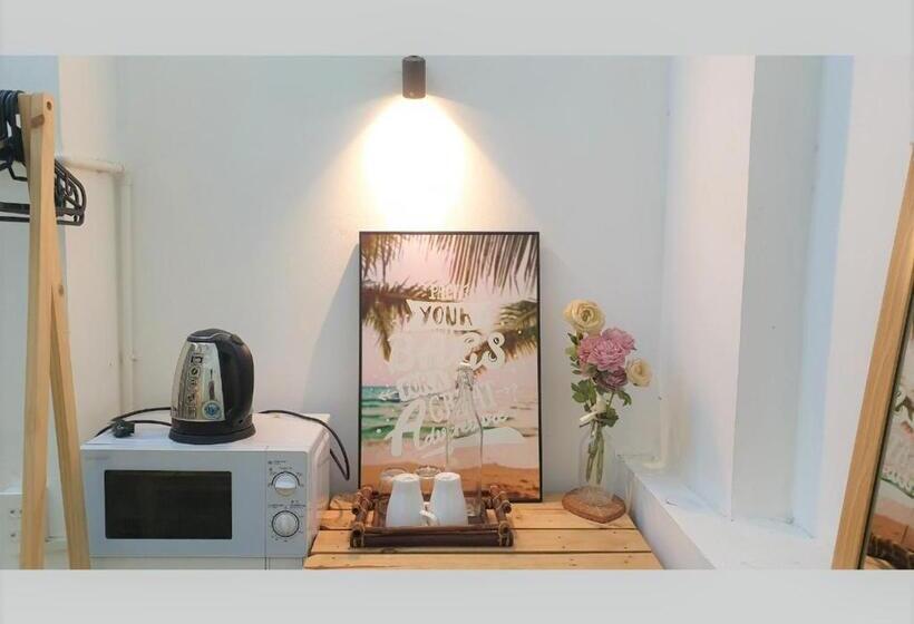 اتاق لوکس, The Nineties Hostel