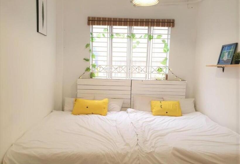 اتاق استاندارد, The Nineties Hostel
