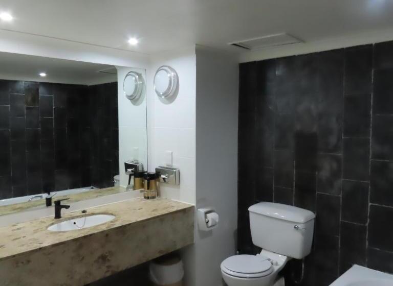 חדר משפחתי, Sundown Country Estate