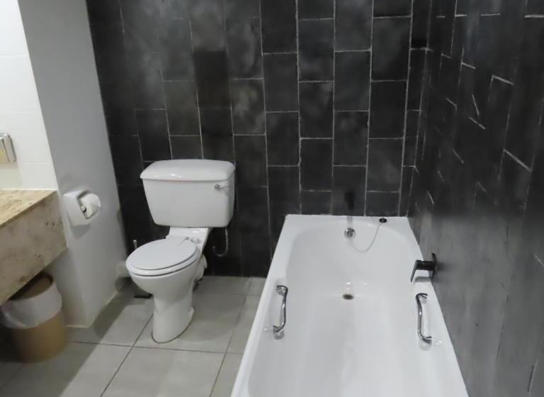 חדר משפחתי, Sundown Country Estate