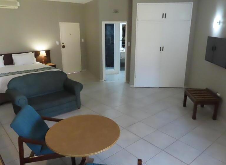 חדר משפחתי, Sundown Country Estate