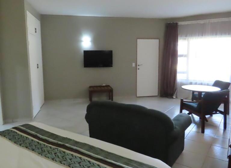 חדר משפחתי, Sundown Country Estate