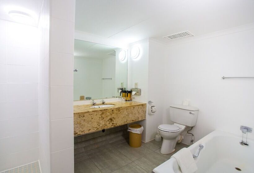 חדר משפחתי, Sundown Country Estate