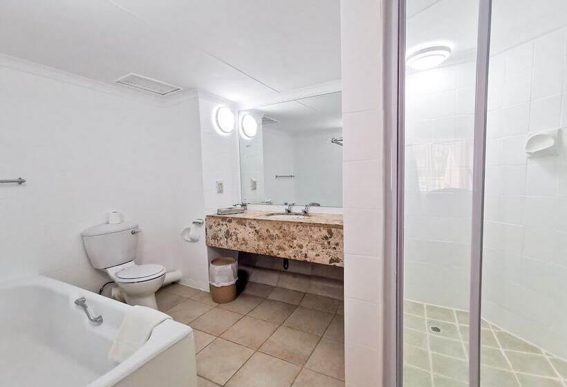 חדר משפחתי, Sundown Country Estate