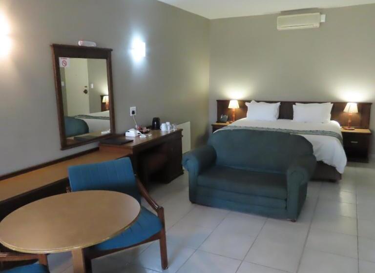 חדר משפחתי, Sundown Country Estate