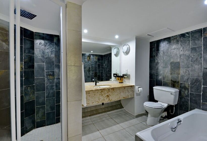 חדר משפחתי, Sundown Country Estate