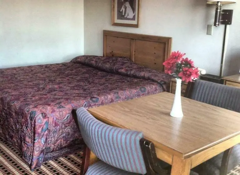 キングサイズベッドのスタンダードルーム, Relax Inn   Shelby