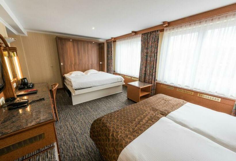 غرفة عائلية كلاسيكية, Bero