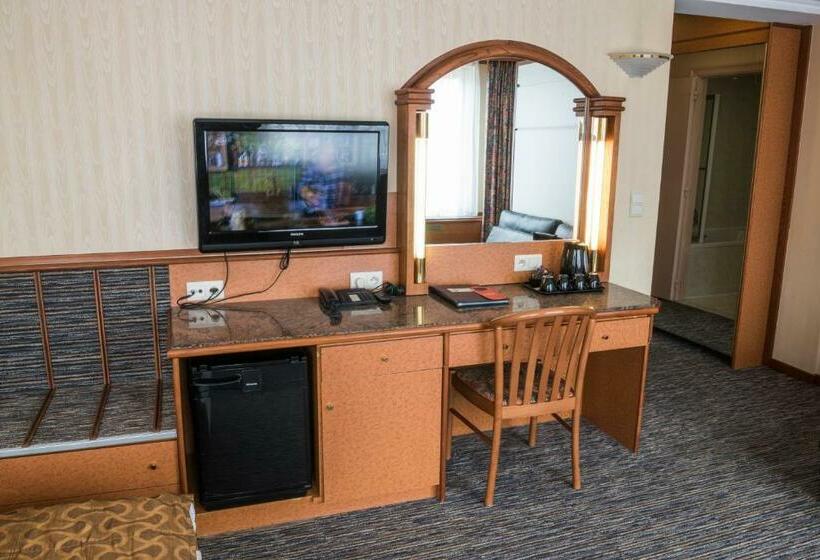 غرفة عائلية كلاسيكية, Bero