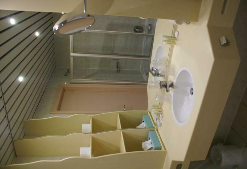 غرفة عائلية كلاسيكية, Bero