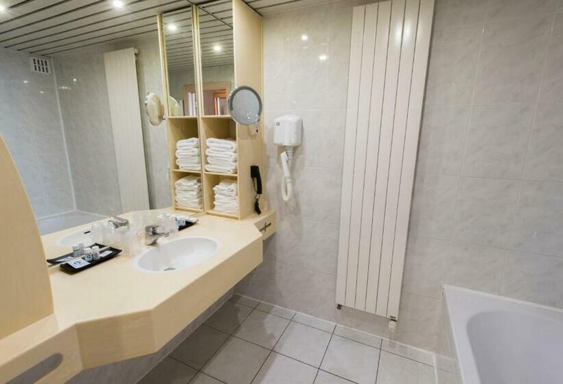 غرفة عائلية كلاسيكية, Bero