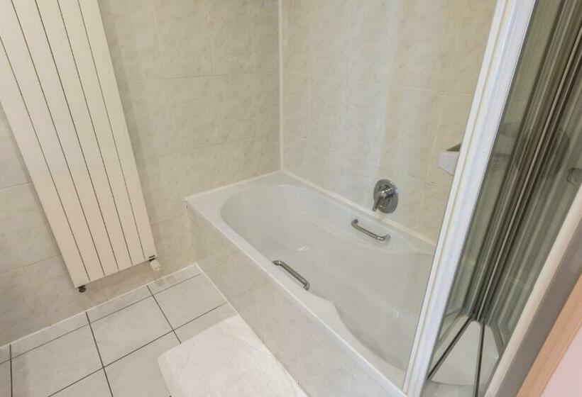 غرفة عائلية كلاسيكية, Bero