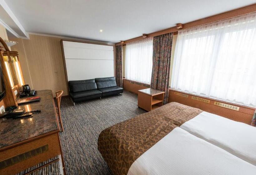 غرفة عائلية كلاسيكية, Bero