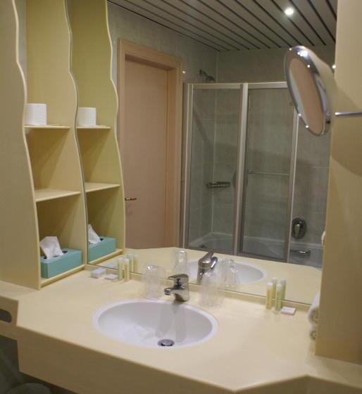 غرفة عائلية كلاسيكية, Bero