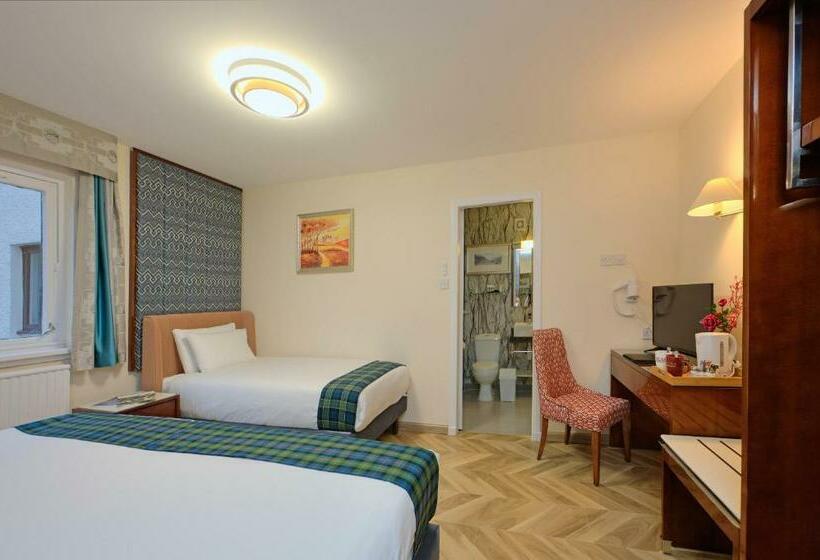 行政三人间, Muthu Fort William