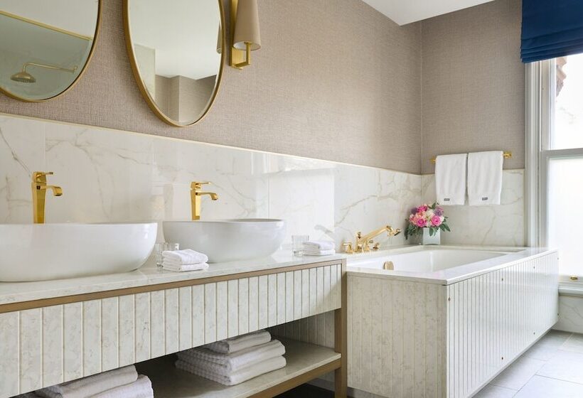 סוויטת ג'וניור נוף לעיר, The College Green Dublin Hotel, Autograph Collection