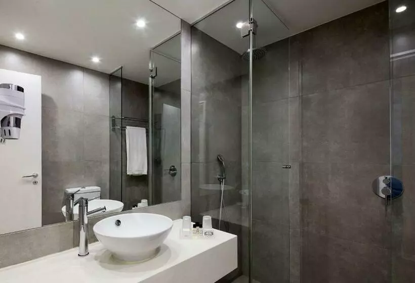 اتاق لوکس با چشم‌انداز استخر, Tivoli Lagos