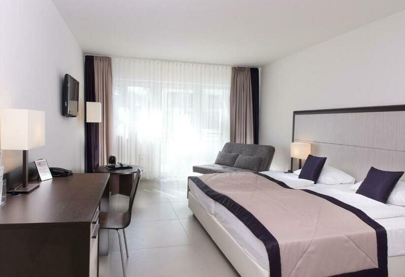 اتاق کلاس بیزنس, Mark Apart