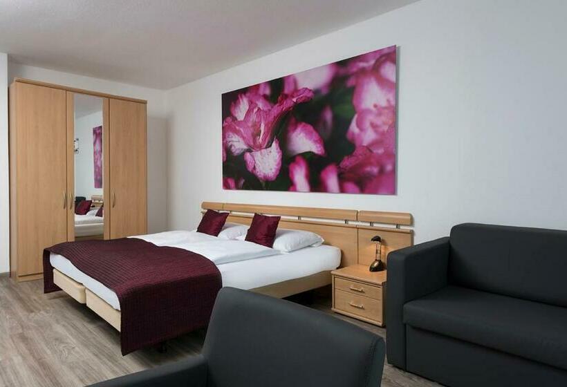 اتاق استاندارد سه نفره, Mark Apart