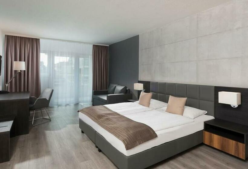 اتاق استاندارد سه نفره, Mark Apart