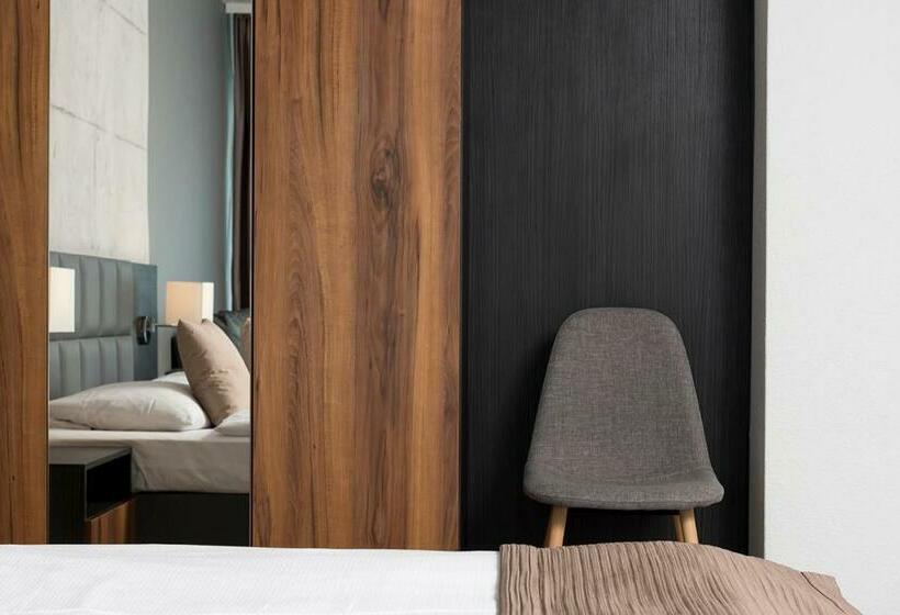 اتاق استاندارد سه نفره, Mark Apart