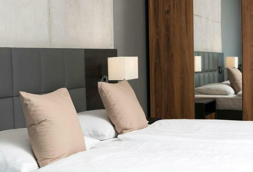 اتاق اجرایی, Mark Apart