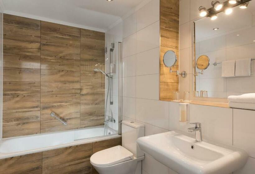 اتاق اجرایی, Mark Apart