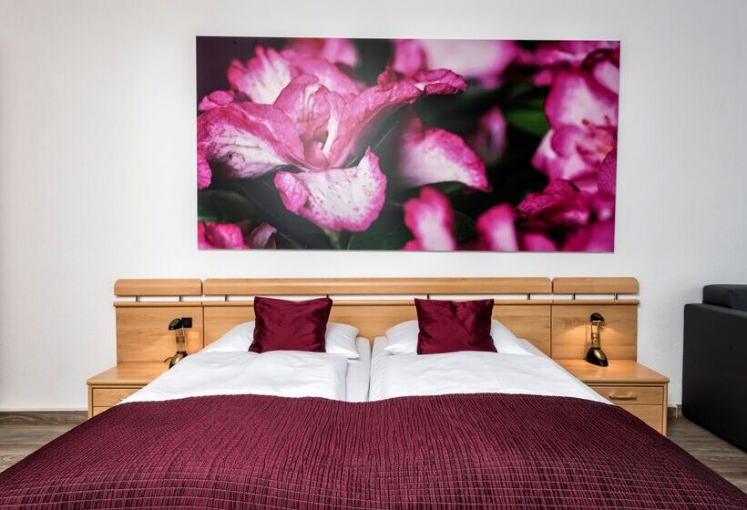 اتاق استاندارد سه نفره, Mark Apart