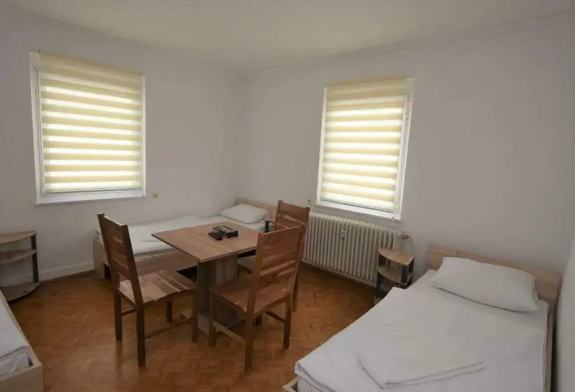 اتاق ساده سه نفره, Nürtingen Zimmer