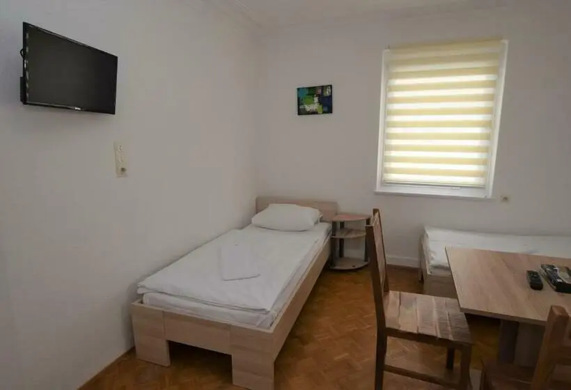اتاق ساده سه نفره, Nürtingen Zimmer