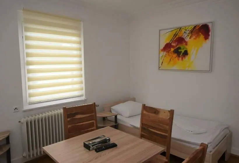 اتاق ساده سه نفره, Nürtingen Zimmer
