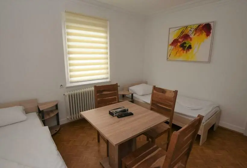 اتاق ساده سه نفره, Nürtingen Zimmer