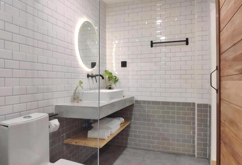 Номер Deluxe, Aono