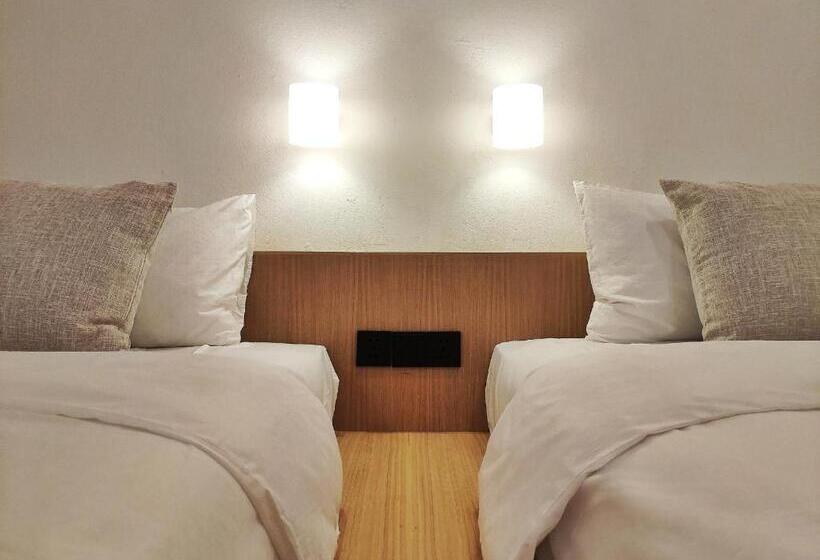 Номер Deluxe, Aono