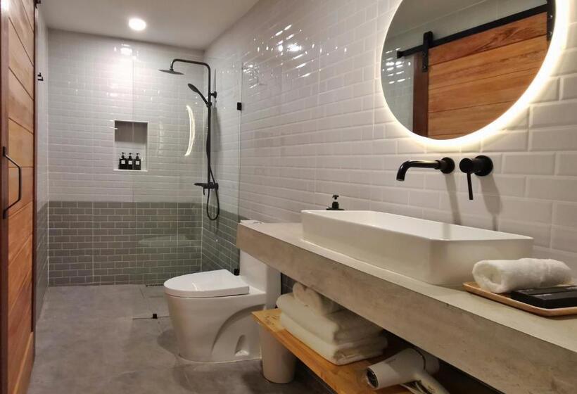 Номер Deluxe, Aono