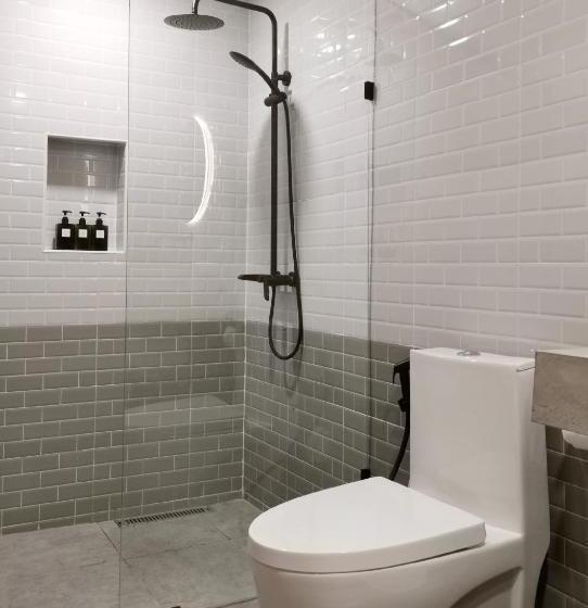 Номер Deluxe, Aono