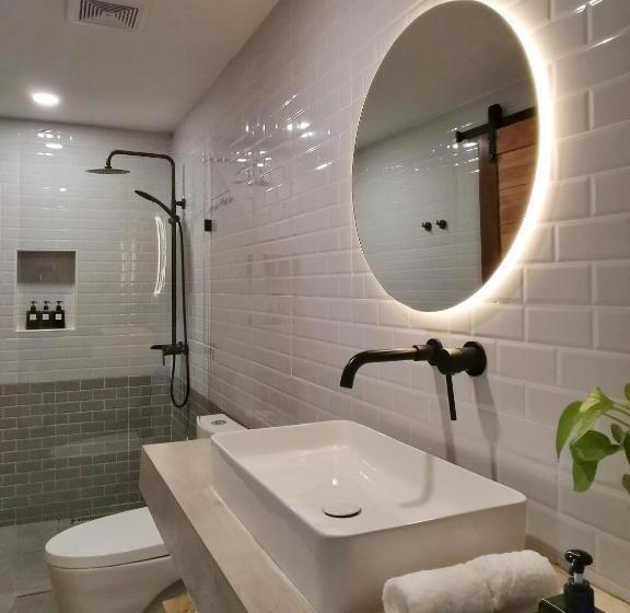 Номер Deluxe, Aono