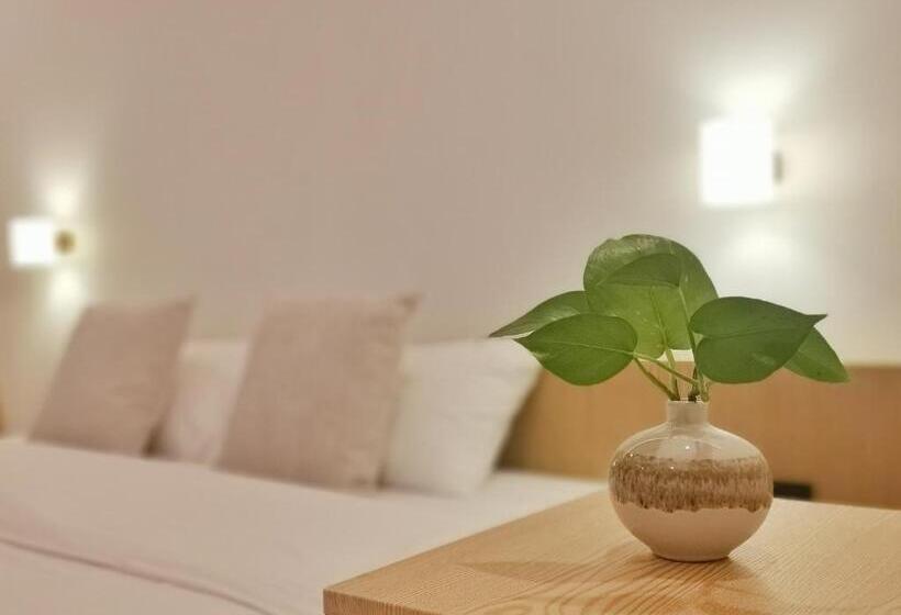 Номер Deluxe, Aono