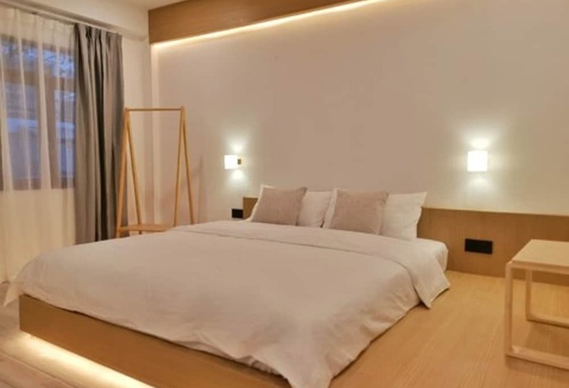 Номер Deluxe, Aono