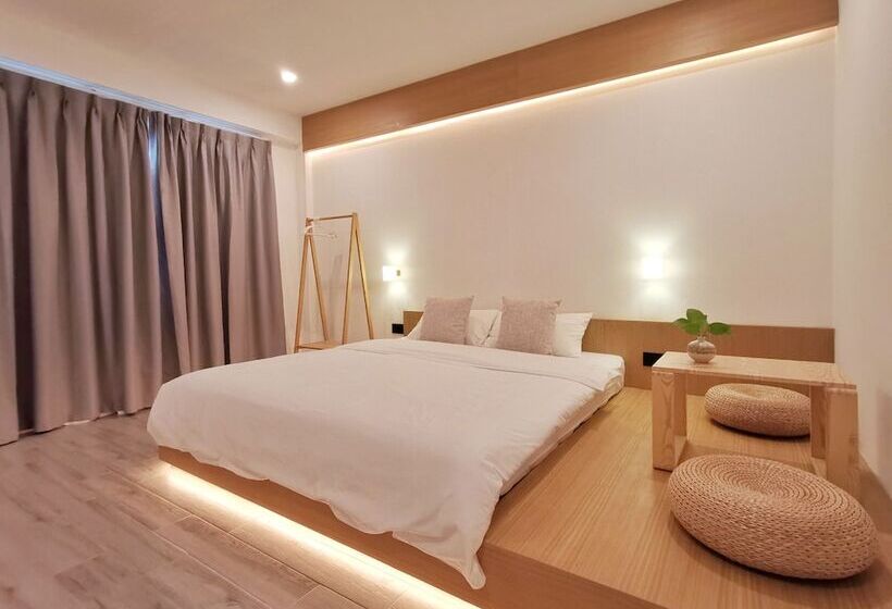 Номер Deluxe, Aono