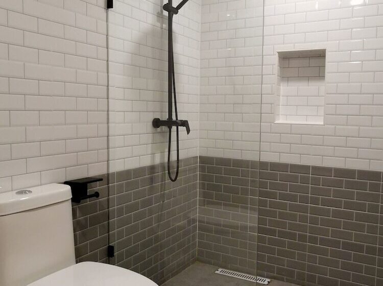 Номер Deluxe, Aono