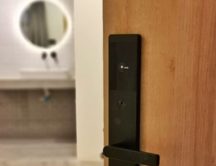 Номер Deluxe, Aono