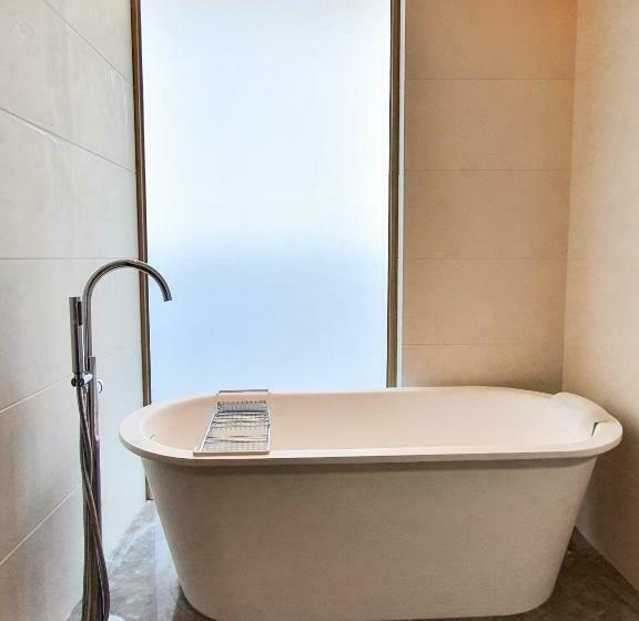 Deluxe Room King Bed City View, Howard Johnson By Wyndham Sihanoukville