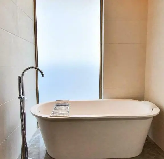 اتاق دلوکس با تخت کینگ و چشم‌انداز شهر, Howard Johnson By Wyndham Sihanoukville