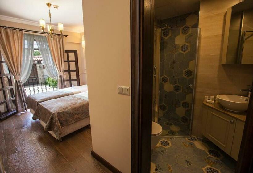 اتاق لوکس با چشمانداز باغ, Livia Garden