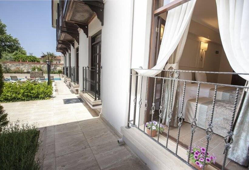 اتاق سوپریور سه تخته, Livia Garden