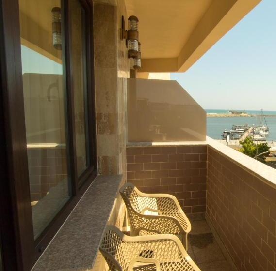 חדר משפחתי צדדי נוף לים, Msr Port