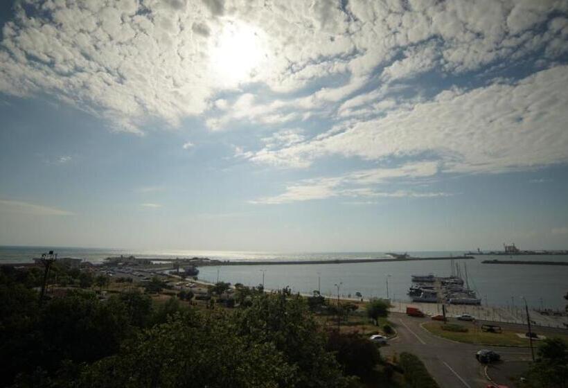 סוויטת ג'וניור עם מרפסת, Msr Port