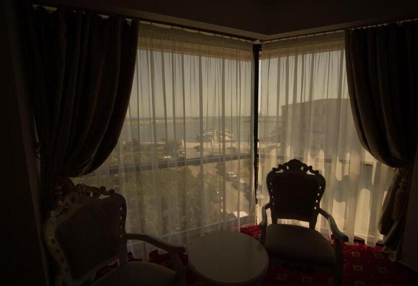 סוויטת ג'וניור עם מרפסת, Msr Port